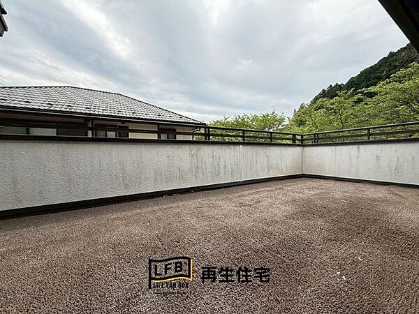 バルコニーは2か所ございます。春は桜並木を見ることができて気持ちがよさそうですね♪