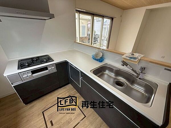 作業動線が短い人気のL字型！広々シンクと3口コンロで、毎日の料理がもっと楽しく快適になります。