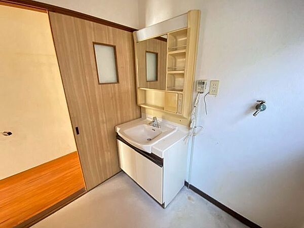 窓があり明るい洗面所♪室内洗濯機置場があります♪