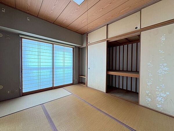 あると落ち着く和室♪障子からは優しい光が差し込み、大きな押入収納があります♪