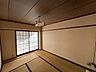 和室：キッチンの奥にある、こちらもバルコニーに面した和室♪