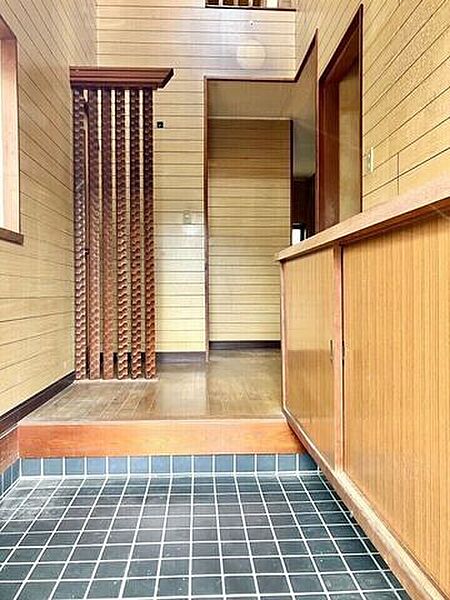 玄関ドア側から家の中の方を見た感じです♪吹抜で開放感があります♪窓もありとても気持ちよく明るい空間♪