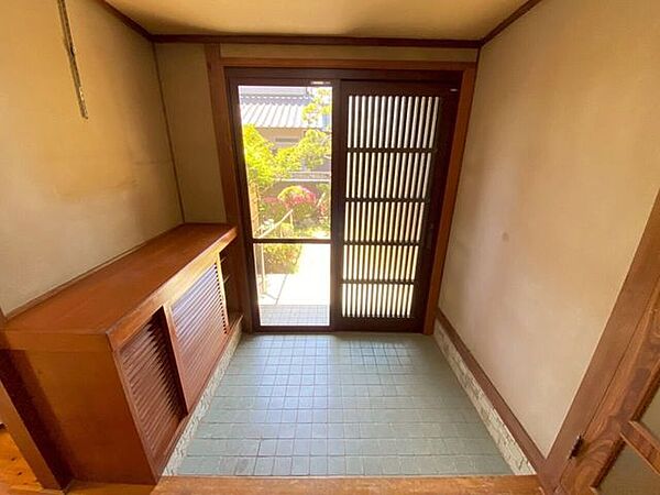 玄関ドアは両引き戸でガラスから明るく日差しが入ります♪玄関収納もありますよ♪