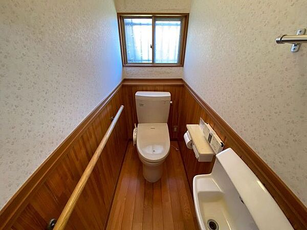 トイレは木の温もりが感じられる空間♪温水洗浄便座です♪専用手洗い場付き♪