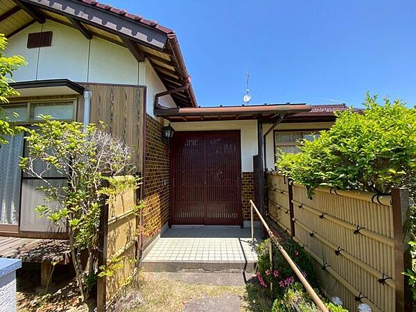 玄関前のエントランス♪生垣が風情がありますね♪