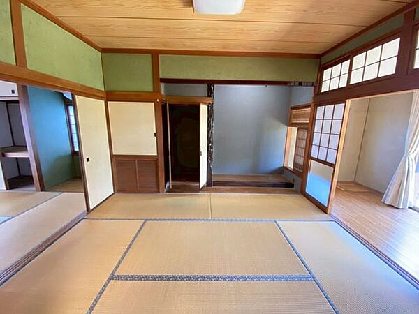 更に奥にある和室♪小さめの押入と、仏間、雪見障子のある床の間があります♪右が広縁、左が6帖和室です♪