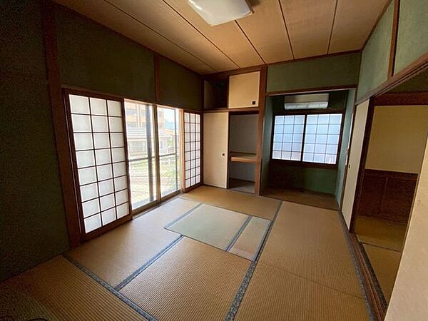 先ほどの和室の続き間になっている和室♪こちらは裏庭に面しており、大きな掃き出し窓があります♪押入れ収納と板の間があります♪見えていませんが手前はダイニングキッチンに繋がっています♪