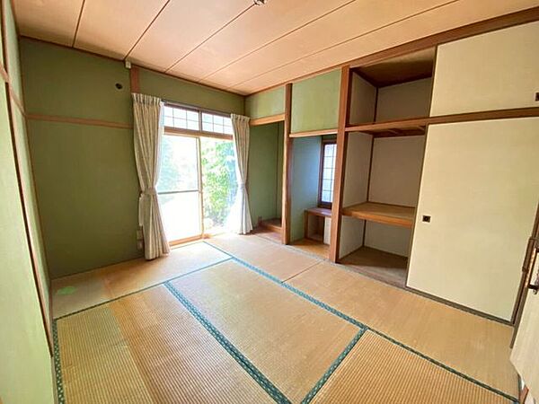 玄関横の和室♪押入れと、床の間などがあります♪庭からの日差しが明るく入ります♪