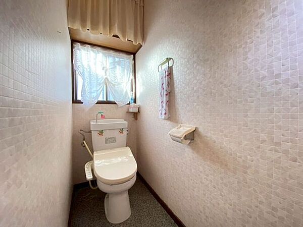 トイレは寒くても安心の温水洗浄便座です♪