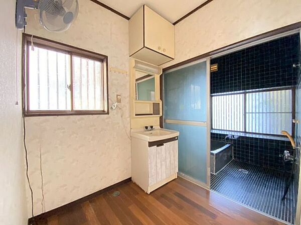 広々とした洗面所です♪水道があるので、室内洗濯機置場としても使えますよ♪隣が浴室です♪洗面台の上に吊戸棚収納があります♪