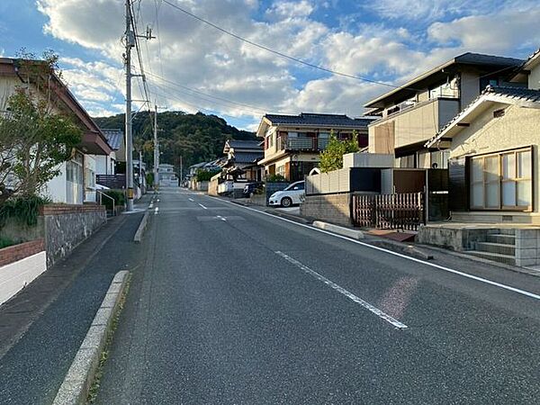 前面道路は2車線の道路なのでとても広く、車の出し入れもスムーズ♪