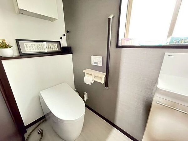 トイレはお洒落なタンクレストイレ♪専用手洗い場ももちろん付いています♪お掃除しやすい最新式のウォシュレット♪