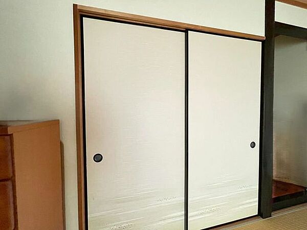 和室には1畳分の大きな押入収納があるので便利です♪