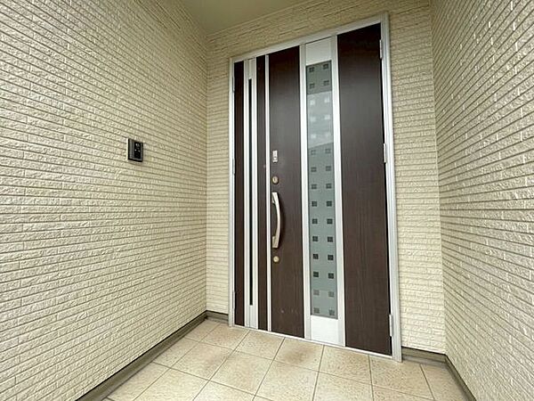 玄関前のポーチは、屋根があり、雨でも安心です♪家の中に光が入るよう、真ん中が摺りガラス風デザインになったお洒落な玄関ドアです♪