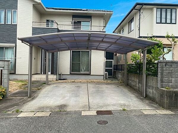 駐車場はカーポート付きで普通車が並列2台駐車可能です♪雨の日も屋根があると助かりますね♪