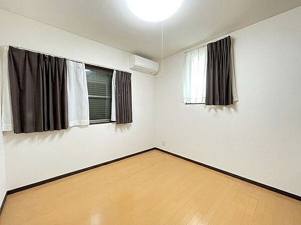 2階のトイレ側にある6帖洋室♪写真では雨戸を閉じていますが、2面採光で明るいお部屋です♪