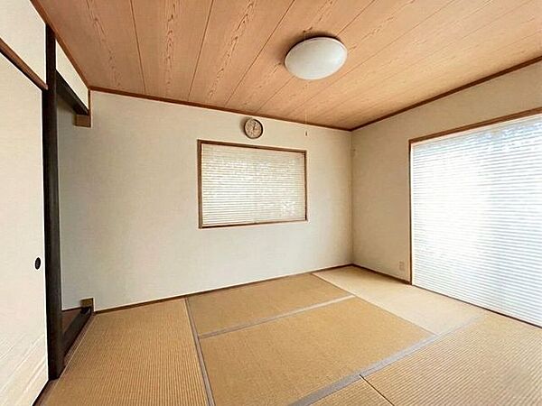 玄関から入って右手にある和室♪障子から柔らかな光が差し込む、癒しの空間です♪