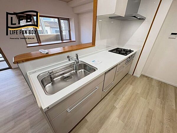 キッチンは新品交換済みで気持ちよく使えます♪使いやすい3口コンロ、シンクとの間の作業スペースもしっかり取ってありますよ♪