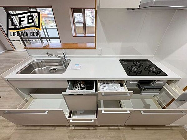 キッチン収納もたっぷりあります♪忙しい時に便利な食器洗浄乾燥機付きです♪