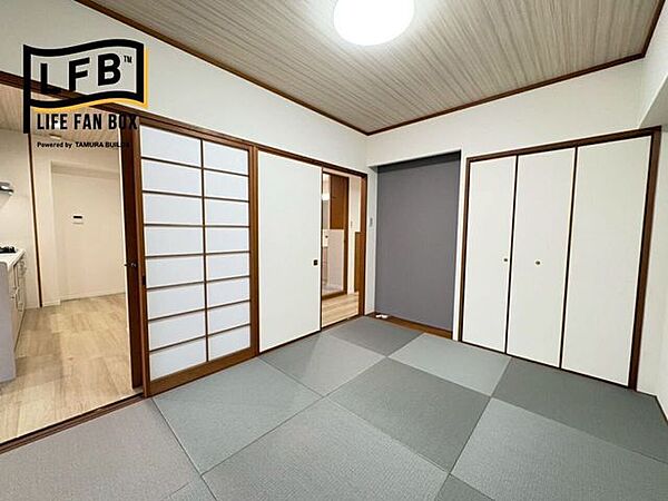 お洒落なグレーの琉球畳がモダンで素敵な雰囲気の和室♪押入収納付きで嬉しいですね♪板の間部分もあります♪