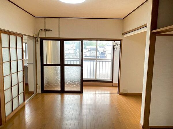 キッチン横洋室です♪オープンクローゼットになっています♪手前に扉付き収納スペースもあります♪