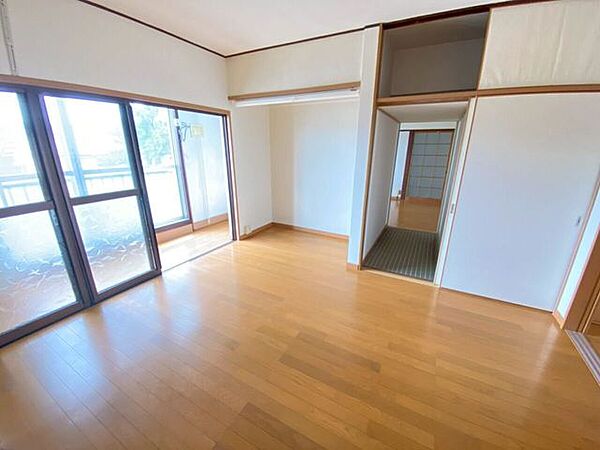 大きな窓から明るい光が差し込む洋室♪キッチンの隣の部屋なので、リビングとして使うのも良いですね♪