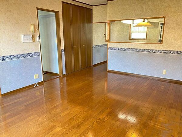 リビングを別角度から♪キッチンの横には、階段下スペースを活用した物入があります♪収納が沢山あると助かります♪