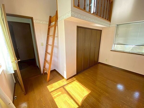 2階の物入がある洋室♪コーナーが出窓になっています♪物入の上の部分がロフトになっており、お子様のお部屋にピッタリです♪