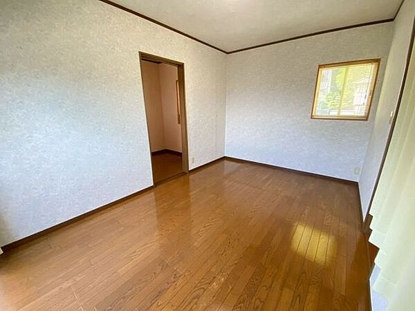 納戸の隣の洋室♪こちらのお部屋は3面採光です♪