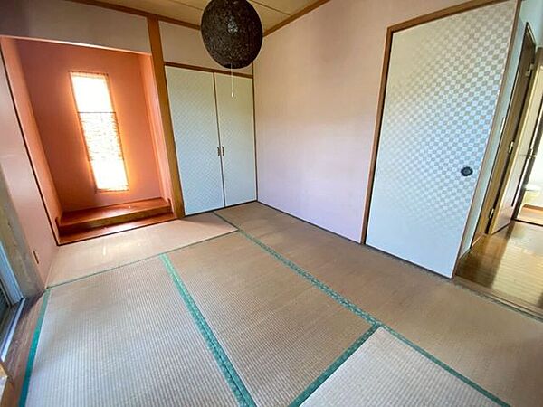 1階にある和室♪押入れ収納と床の間があります♪照明がお洒落ですね♪
