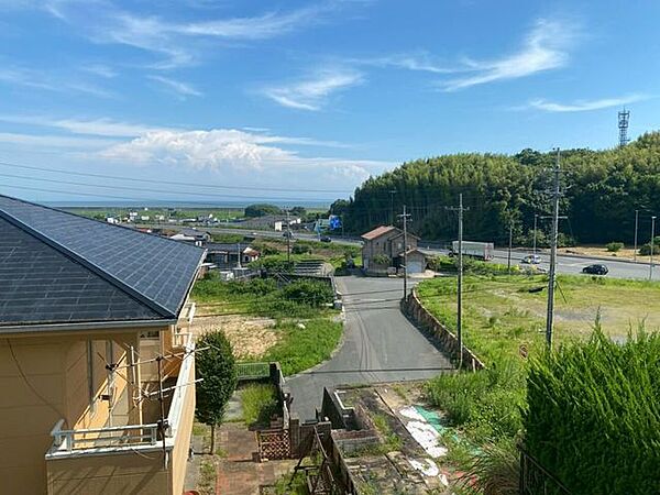 お家からの眺望写真です♪国道2号線が見えます♪すぐそばでなく少し入った所にあるのと高低差もある為、交通量や音などはあまり気になりませんよ♪