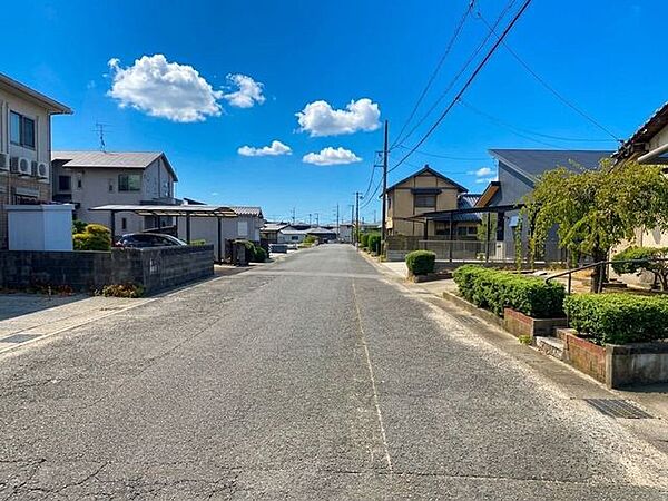 お家の前面道路もとても広いので、駐車する時もラクラクです♪