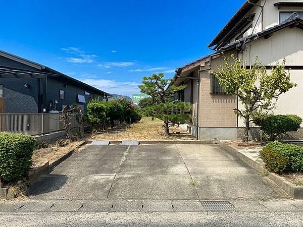 お家に向かって左側の駐車場♪こちらには2台駐車可能♪奥に広々としたお庭が広がっています♪