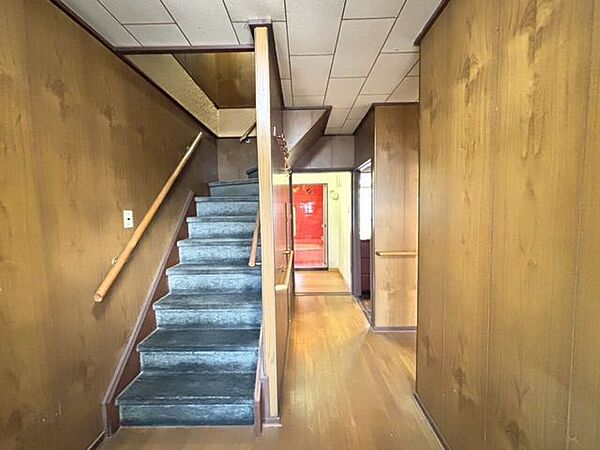 玄関から見た階段と廊下♪右手前がキッチンへ、右奥が洋室へ、正面奥が洗面所と浴室へ繋がっています♪