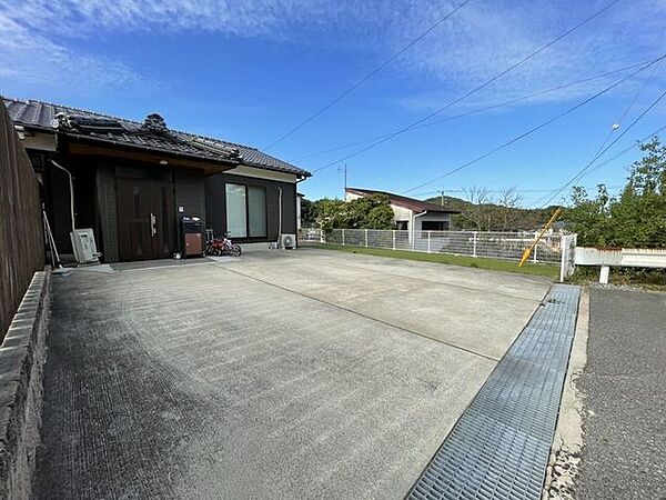 柵の向こう側、正面玄関の前には駐車場があります♪ゆったり3台駐車出来ます♪