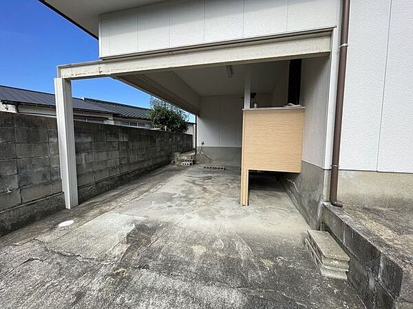 家の裏手側、キッチン側からの勝手口から出た先にも駐車場があります♪屋根があるから助かりますね♪