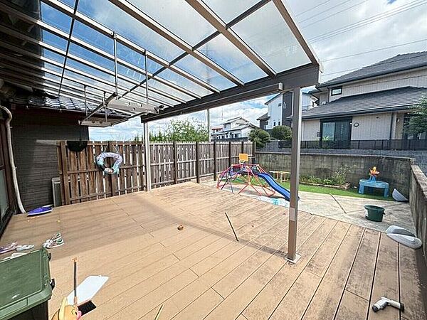 リビングの向こうに屋根付きのウッドデッキとお庭があります♪洗濯物もよく乾きそうですね♪広いお庭はお子様やペットの遊び場にピッタリです♪