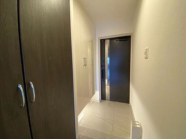 玄関を別角度から♪玄関収納のすぐ隣に室内収納スペースがあります♪