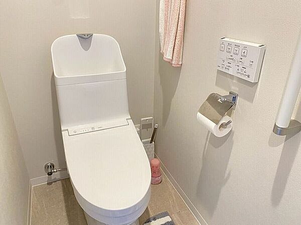 トイレも温水洗浄便座で快適です♪