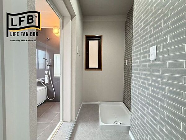 浴室の横に脱衣所兼室内洗濯機置場があります♪こちらの壁のクロスもオシャレ♪洗濯機置場は防水パン付きで助かりますね♪