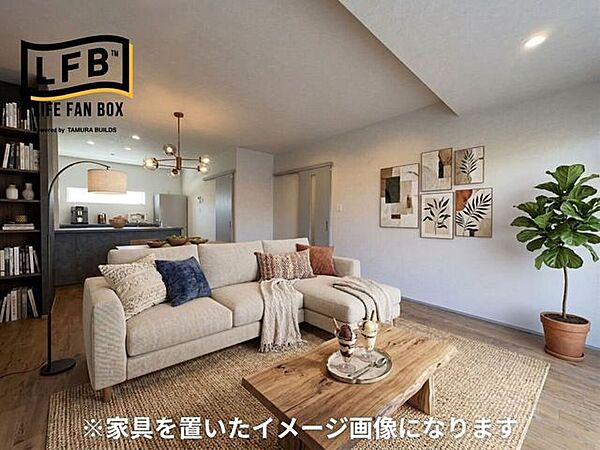 リフォーム完了しました！LDKは広く拡張し、棚やクローゼットが付いたリビングです♪リビングに家具を置いてみたイメージ画像になります♪