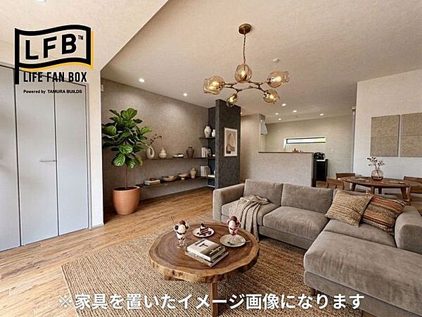 広々とした約20帖のリビングです♪キッチンはレンジフード部分のみ壁があり、他はオープンになっている為開放感があります♪クローゼットや棚の収納が助かりますね♪家具を置いたイメージ画像です♪