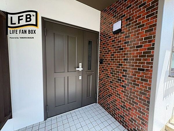玄関ドアも新しく交換しています♪既存の壁を活かし、少しレトロな雰囲気がお洒落ですね♪