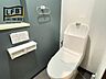 トイレ：トイレは寒くても安心の暖房温水洗浄便座♪壁のクロスがお洒落な空間♪ペーパーホルダーが2つあるのが嬉しいですね♪