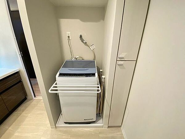 室内洗濯機置場もあります♪横にちょっとした収納があるのが嬉しいですね♪タオルなどをしまうのに便利♪