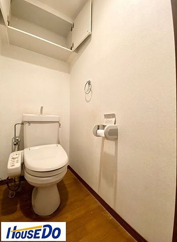 清潔感のある白で統一したトイレ♪トイレットペーパーホルダーには落ち着きのあるホワイトを採用