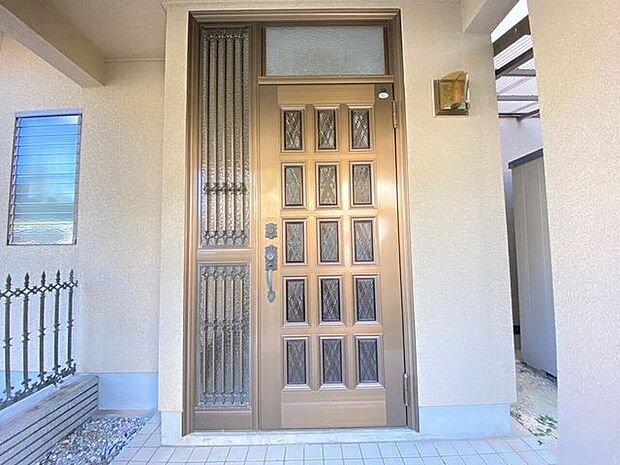 アンティークなデザインの玄関ドアですが、ダブルロックの鍵になっているので防犯的にも安心ですね♪