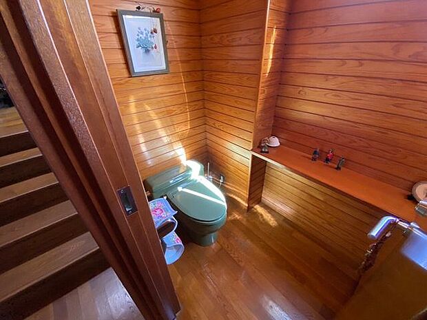 広々とした1階のトイレ♪木の壁がリゾートを感じさせます♪専用手洗い場付き♪