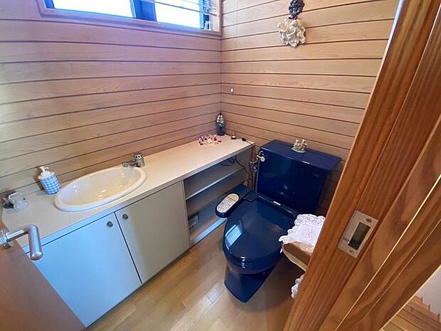 2階のトイレ♪こちらも木の壁がステキです♪手洗い場も付いています♪