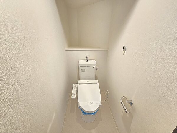 トイレは手洗い器付き、ウォシュレット付きとなっております